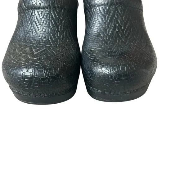 Dansko Womens 40 size 10-10.5 Herringbone Clogs Embossed Black Leather 806100202