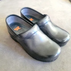 Dansko Women's XP Clog - Black Waterproof Sz 39 / US 9