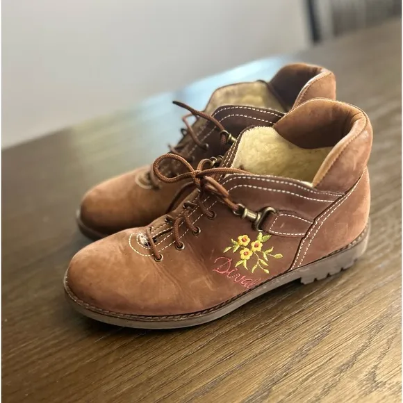 Dival Italian made shoes virgen wool embroidery camping mountain cabin comfy