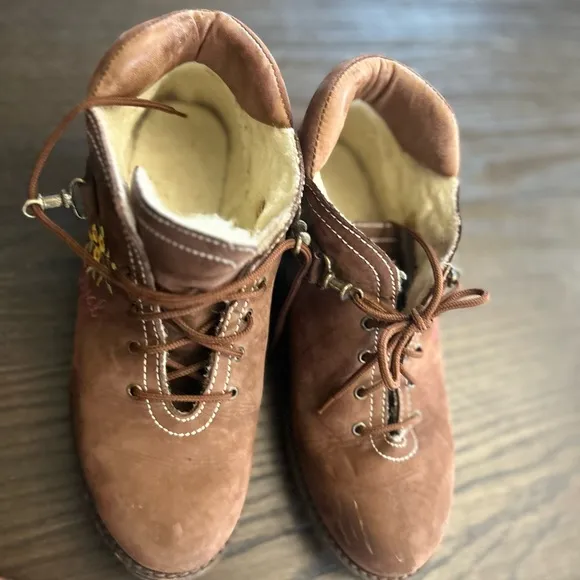 Dival Italian made shoes virgen wool embroidery camping mountain cabin comfy