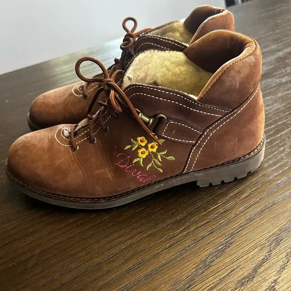 Dival Italian made shoes virgen wool embroidery camping mountain cabin comfy