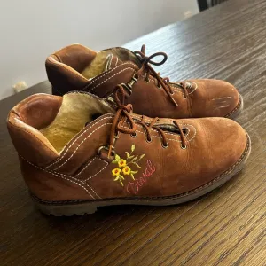 Dival Italian made shoes virgen wool embroidery camping mountain cabin comfy