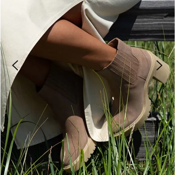 Dolce‎ Vita Caster H2O Booties Suede, Size 9