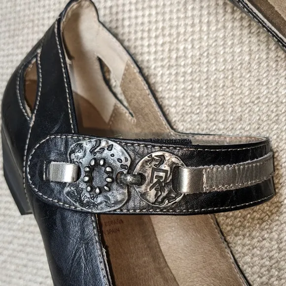 DorKing Triana EUC Black Leather Mary Janes w/ Silver Details sz 8.5