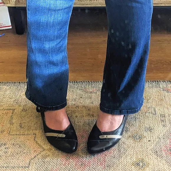 DorKing Triana EUC Black Leather Mary Janes w/ Silver Details sz 8.5