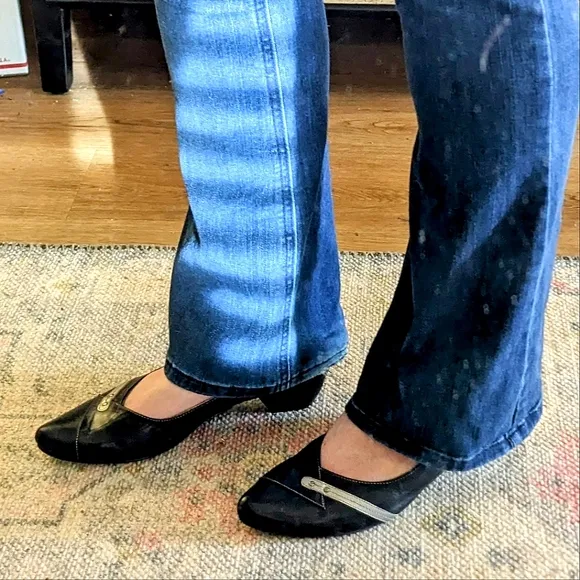 DorKing Triana EUC Black Leather Mary Janes w/ Silver Details sz 8.5