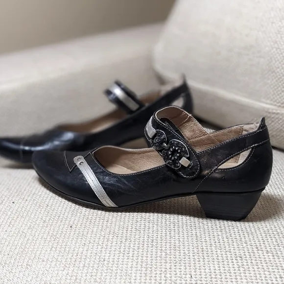 DorKing Triana EUC Black Leather Mary Janes w/ Silver Details sz 8.5