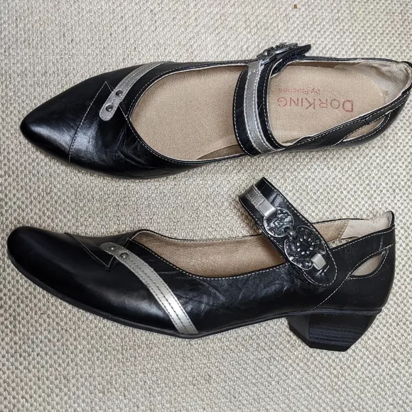 DorKing Triana EUC Black Leather Mary Janes w/ Silver Details sz 8.5