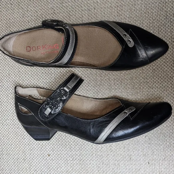 DorKing Triana EUC Black Leather Mary Janes w/ Silver Details sz 8.5
