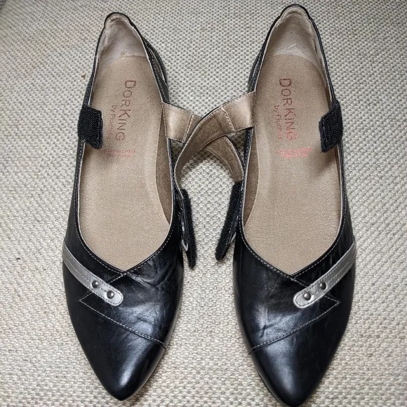 DorKing Triana EUC Black Leather Mary Janes w/ Silver Details sz 8.5