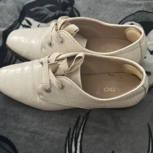 Elegant Aldo Cream Women's Shoes