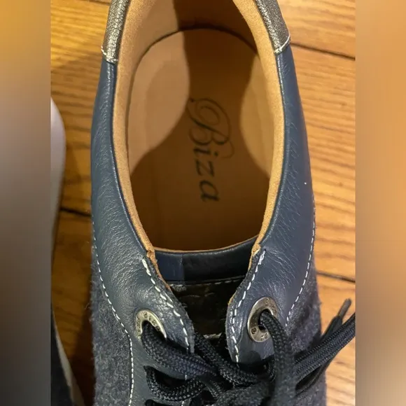 EUC BIZA Revolve navy sneakers,size 41,lace up,soft felt upper w/leather trim