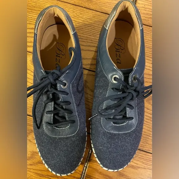 EUC BIZA Revolve navy sneakers,size 41,lace up,soft felt upper w/leather trim
