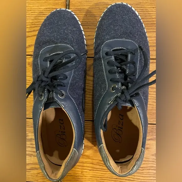 EUC BIZA Revolve navy sneakers,size 41,lace up,soft felt upper w/leather trim