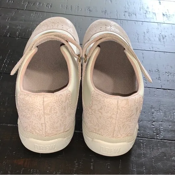 Excellent Preowned Condition Drew Shoes like New. Size 7.5. Very comfortable.