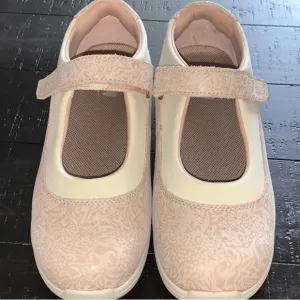Excellent Preowned Condition Drew Shoes like New. Size 7.5. Very comfortable.