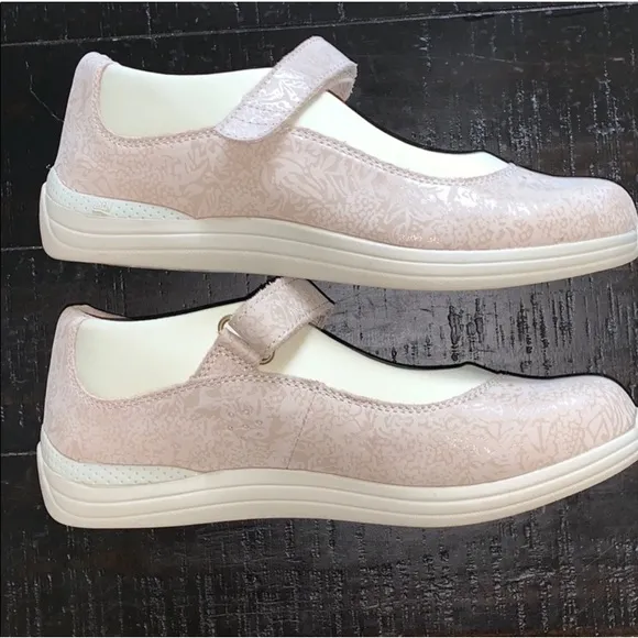 Excellent Preowned Condition Drew Shoes like New. Size 7.5. Very comfortable.