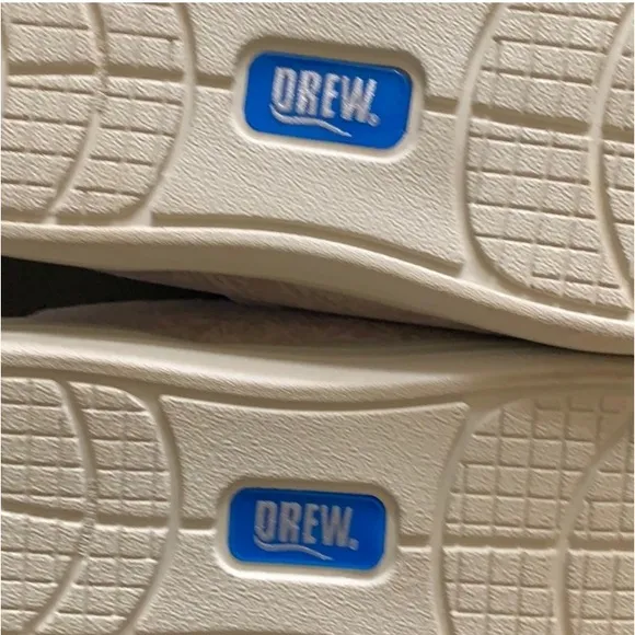 Excellent Preowned Condition Drew Shoes like New. Size 7.5. Very comfortable.