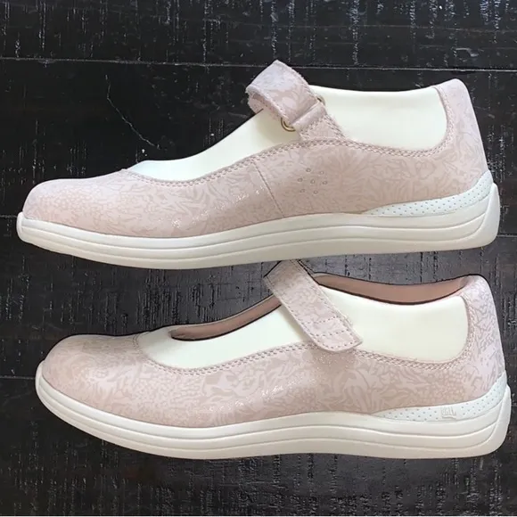 Excellent Preowned Condition Drew Shoes like New. Size 7.5. Very comfortable.
