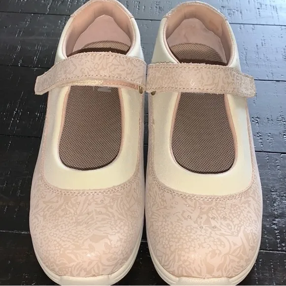 Excellent Preowned Condition Drew Shoes like New. Size 7.5. Very comfortable.