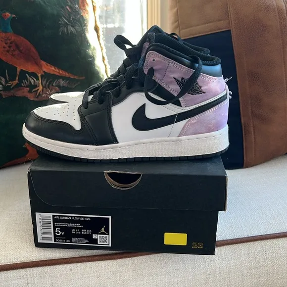 Girls Air Jordan 1 Low SE (GS) Shoes Size 5Y