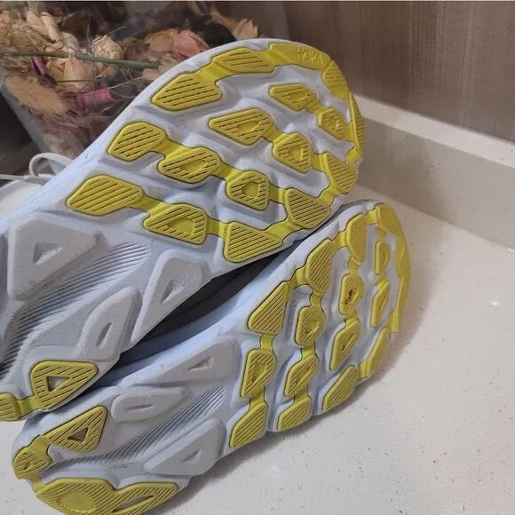 Hoka Clifton 9 women's size 8.5 B