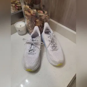 Hoka Clifton 9 women's size 8.5 B