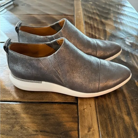 JOHNSTON &amp; MURPHY Dakota Cap Toe Metallic Slip On Sneaker Pewter NWOT size 9