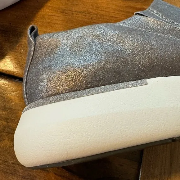 JOHNSTON &amp; MURPHY Dakota Cap Toe Metallic Slip On Sneaker Pewter NWOT size 9