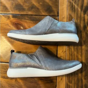 JOHNSTON &amp; MURPHY Dakota Cap Toe Metallic Slip On Sneaker Pewter NWOT size 9