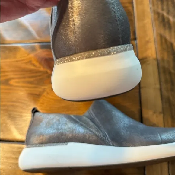 JOHNSTON &amp; MURPHY Dakota Cap Toe Metallic Slip On Sneaker Pewter NWOT size 9
