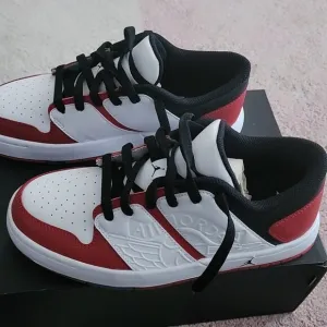 Jordan NU RETRO 1 LOW (GS)