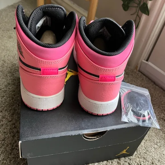 Jordan/Nike mid tops 5.5Y. Extra laces.