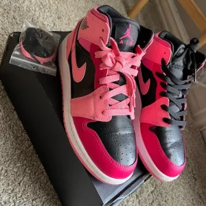 Jordan/Nike mid tops 5.5Y. Extra laces.