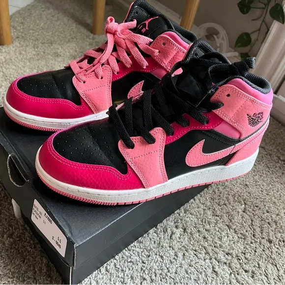 Jordan/Nike mid tops 5.5Y. Extra laces.