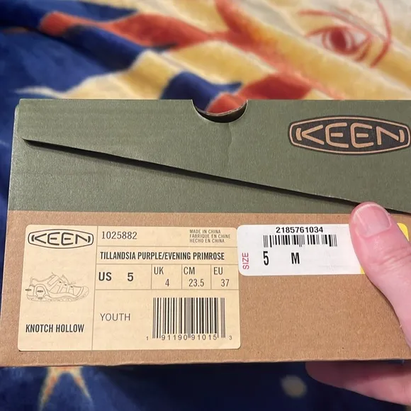 Keen knotch hollow shoes