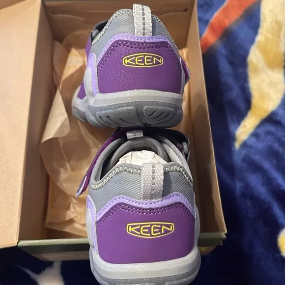 Keen knotch hollow shoes