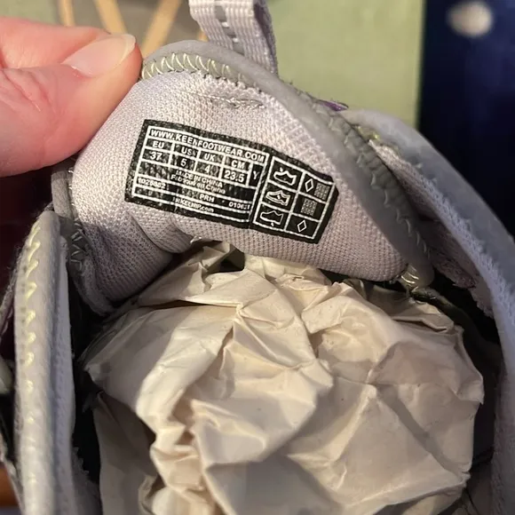 Keen knotch hollow shoes