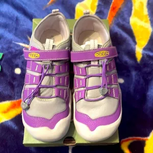 Keen knotch hollow shoes