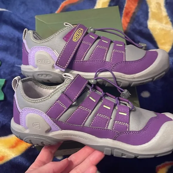 Keen knotch hollow shoes
