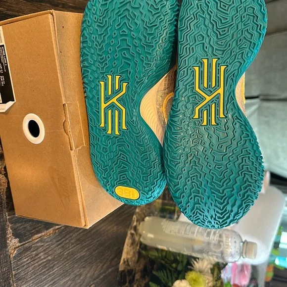 Kyrie Desert Sand Low 4 Boys Shoes~ Size 6~ Brand New in Box