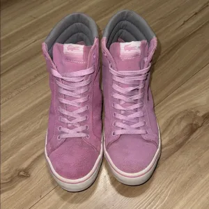 Lacoste Women's Pink High-Top Sneakers SIZE 7