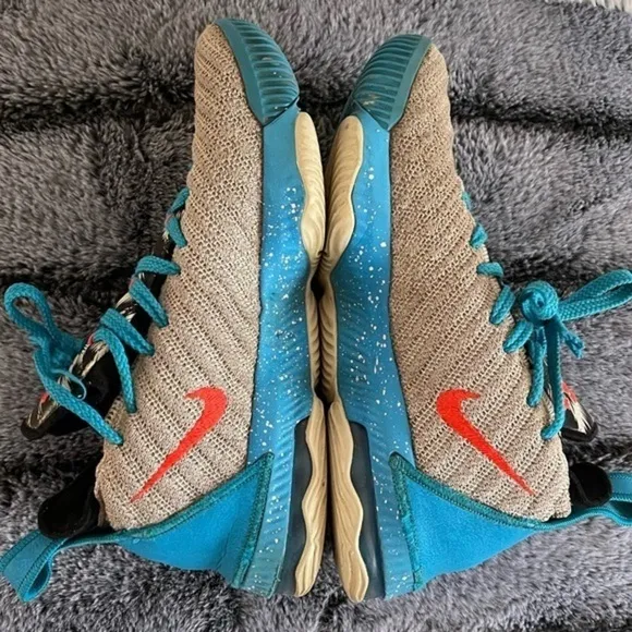 LeBron James Nike Tennis shoes Sneakers Youth Lebron Tropical Beach 5Y