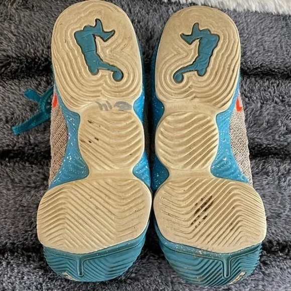 LeBron James Nike Tennis shoes Sneakers Youth Lebron Tropical Beach 5Y