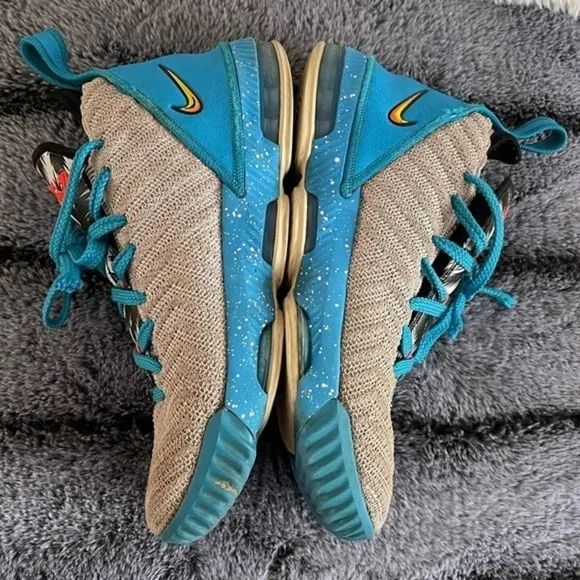 LeBron James Nike Tennis shoes Sneakers Youth Lebron Tropical Beach 5Y