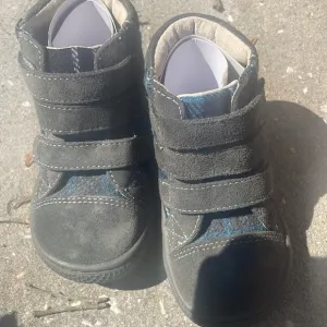 Livie &amp; Luca toddler size 5 flexible hi top shoe