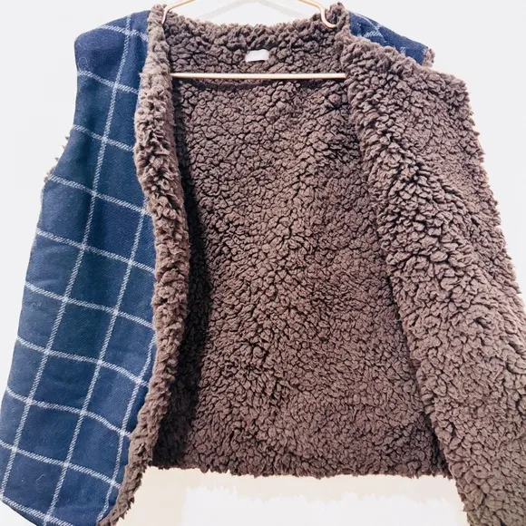 Makie kids unisex 100% wool vest in navy and brown faux shearling lining NEW
