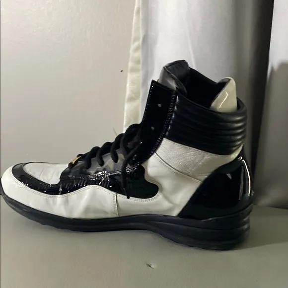 Mauri Flash 8401 black and white shoes with crocodile imprint
