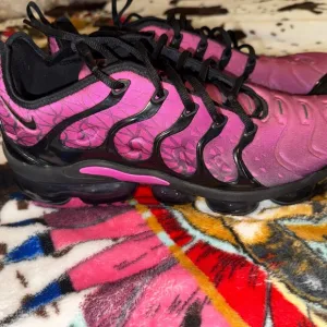 Men’s Nike Pink and Black Athletic Running Shoes with Wavy Design