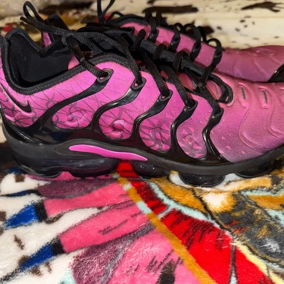Men’s Nike Pink and Black Athletic Running Shoes with Wavy Design